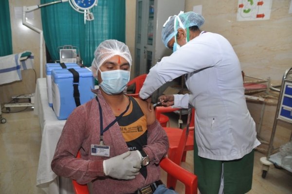 जिला चिकित्सालय पंडरी और मिशन हॉस्पिटल तिल्दा में स्वास्थ्यकर्मियों को लगा कोरोना वैक्सीन