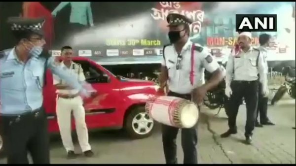 गोवाहाटी में बिहू नृत्य करती ट्रैफिक पुलिस।