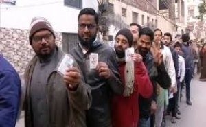 Delhi Election : जहाँ प्रदर्शन वहीं वोटिंग के लिए लगी 1 किमी लम्बी लाइन